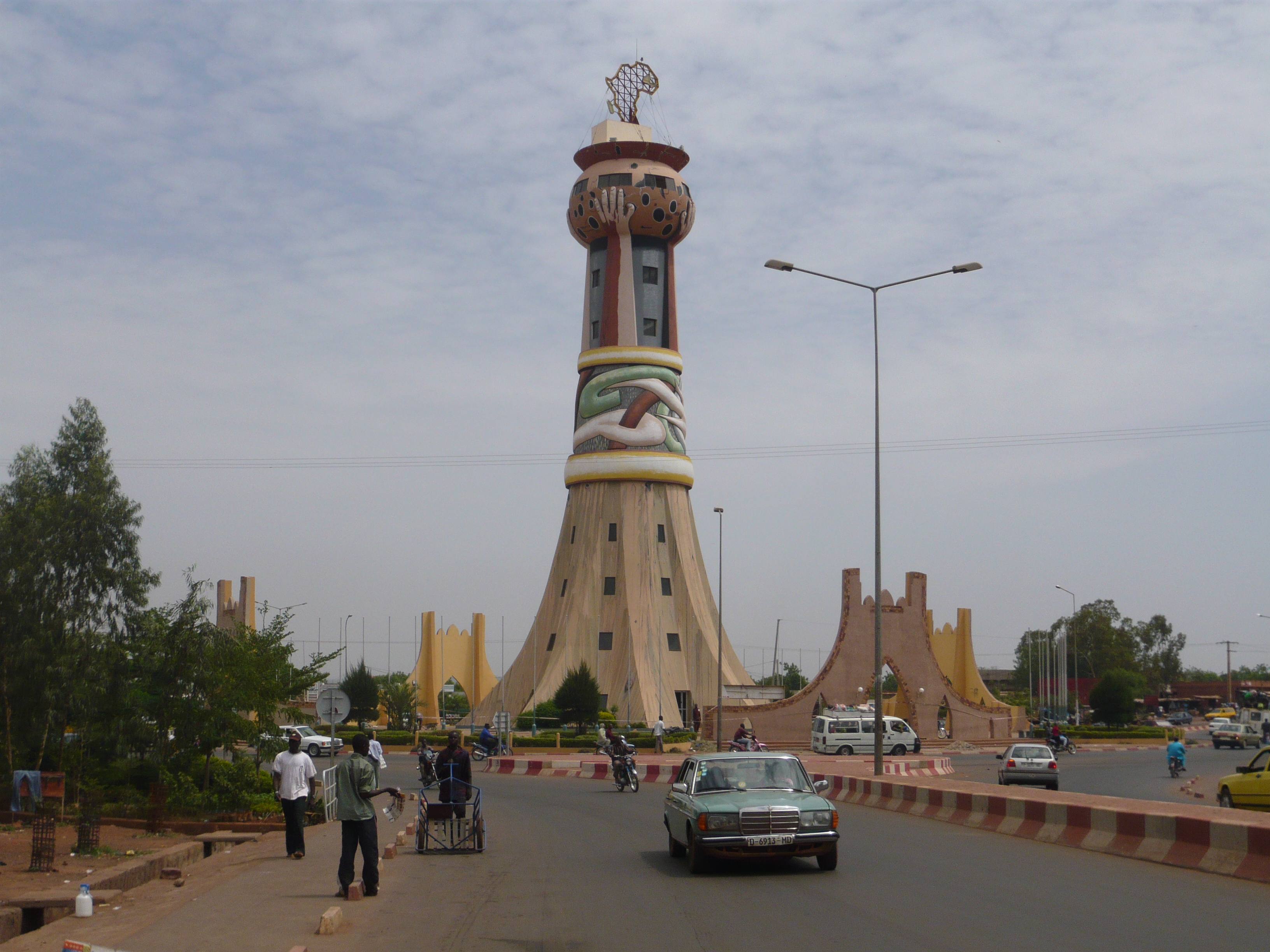 Photographie de référence de la Tour de l’Afrique à Bamako, Rgaudin, 2008